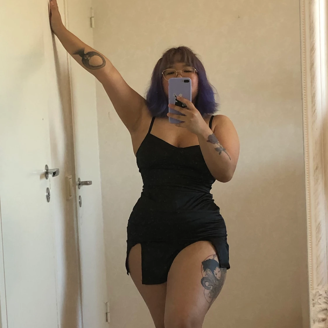 Stretchig klänning med slits - 90