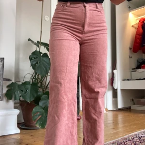 manchesterbyxor - söta manchesterbyxor i smutsrosa :D använda en gång. säljer pga har två par