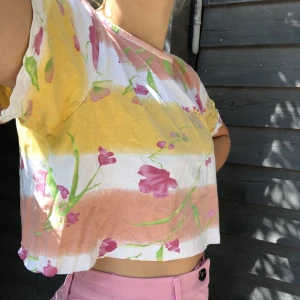 Croptop - Säljer denna supergulliga och somriga croptop, avklippt av mig. Frakt på 22kr tillkommer!