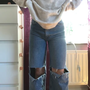Jeans - Ett par Jens från monki som jag själv har gjort hål på! I storlek 25 jag är 1,58 cm lång 