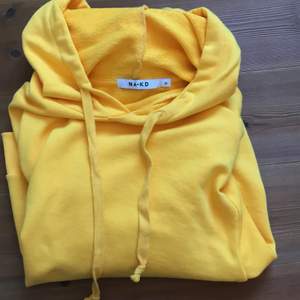 En gul snygg hoodie från NAKD. Inte så tjock men sitter ändå väldigt skönt på. Storlek M, pris 50kr. Nästan aldrig använd, mycket fint skick. Frakt ingår inte❤️