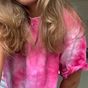Tiedye T-shirt  - Cool rosa tröja med tiedye💘köpt i en vintage-affär i LA förra året!! Aldrig använd 