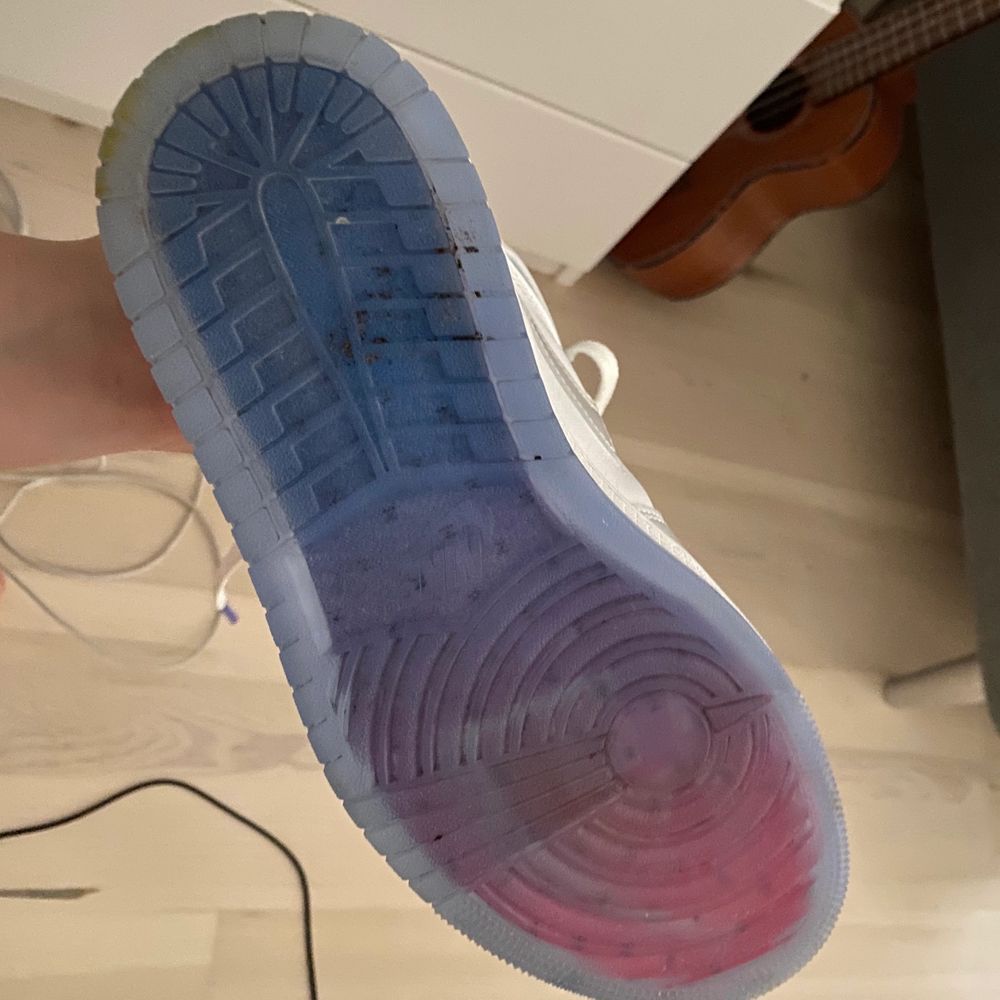 KONTAKTA INNAN KÖP! Intresse check på dessa jättefina AJ 1 Zoom köpta på StockX för 5500kr! Använda flertal gånger! Några defekter på sulorna pga mycket användning. Skriv för detaljer! Storlek 38, men är små, så passar 37-37.5 bäst! Skick: 8/10! <3. Skor.