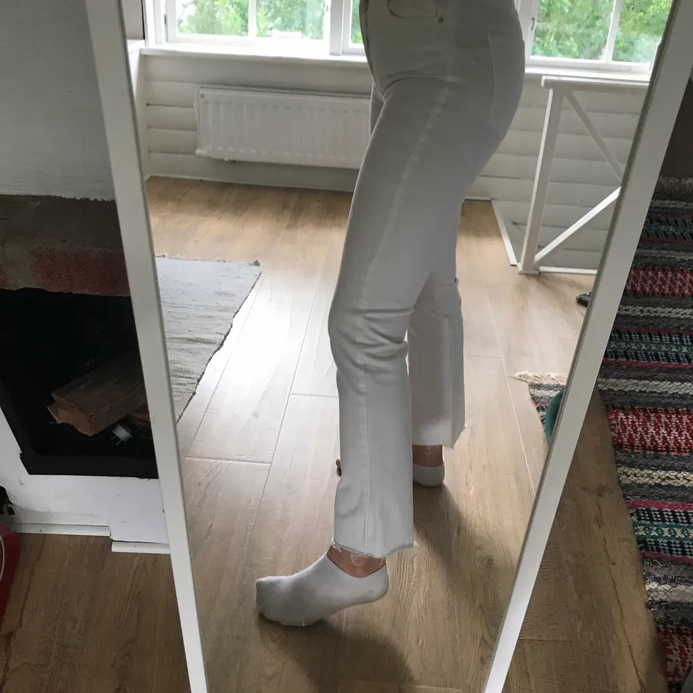 Supersnygga vita Jeans från Ginatricot som tyvärr är lite för små för mig. Var lite väl optimistisk när jag köpte dem haha! Använda max 2 ggr. Du står själv för frakt. 😊. Jeans & Byxor.