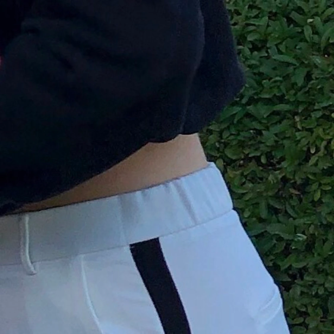 Vita kostym byxor med svart rem - 91