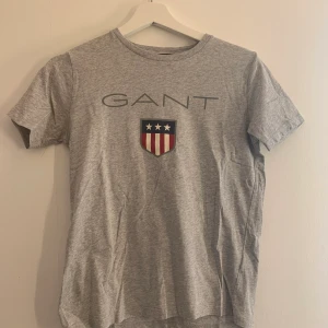 Grå gant t-shirt - Grå gant t-shirt storlek 146/152 men motsvarar en xs/s