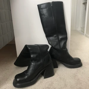 De bästa bootsen  - Köpta på humana och fixade sulan. Har några centimeter klack men väldigt tjock. Säljer för använder aldrig klackskor! Möts upp i Sthlm eller fraktar:) (skriv för mer info elr bilder)