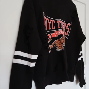 HOODIE  - Snygg svart hoodie från Gina Tricot! Knappt använd, finns i Örebro. Storlek S/M. Frakt ingår i priset! 