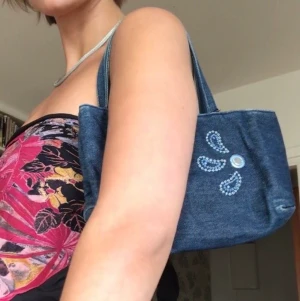 Så söt miniväska - Skitsöt y2k-väska! I jeans och så gulliga broderier😍 Pyttelite slitage på sidorna men annars perfekt skick! FRI FRAKT :)