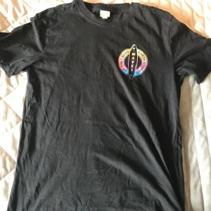 T-shirt med tryck - T-shorts från herravdelningen på H&M. Storlek S men ganska oversized. Köpte för 149 och säljer för 70 + frakt (kan förhandla om priset inte passar). Använd ganska många gånger men inget som syns(: