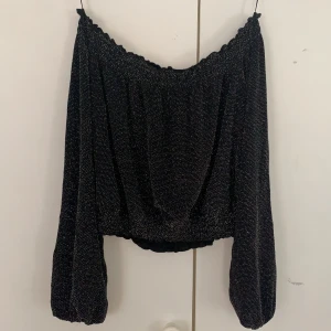 Festtopp -  offshoulder topp med inslag av glitter ✨ köpt på hm i storlek S. Säljer pga dubbelköp 🌺