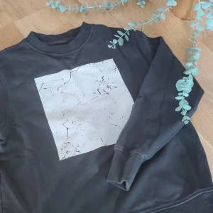 Nyden sweatshirt - Endast använd en gång Nyden sweatshirt. Jättefin och skön, men inte riktigt min stil. Storlek XS, men Lite oversized. Skickar gärna! Fler bilder kan fås🤗🤗