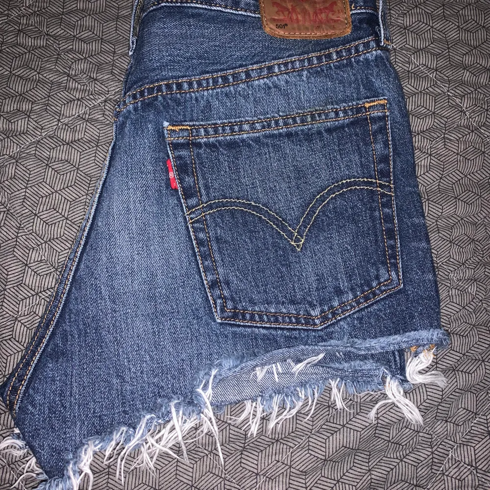 Mörkblåa Levi’s 501 shorts i storlek W27 (xs/s). Väldigt fin skick, knappt använda. Säljer för 150 kr. 💕 köparen står för frakten. Shorts.