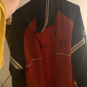 vindjacka  - snygg oversize röd och blå vindjacka från beyond retro, ordpris 350kr