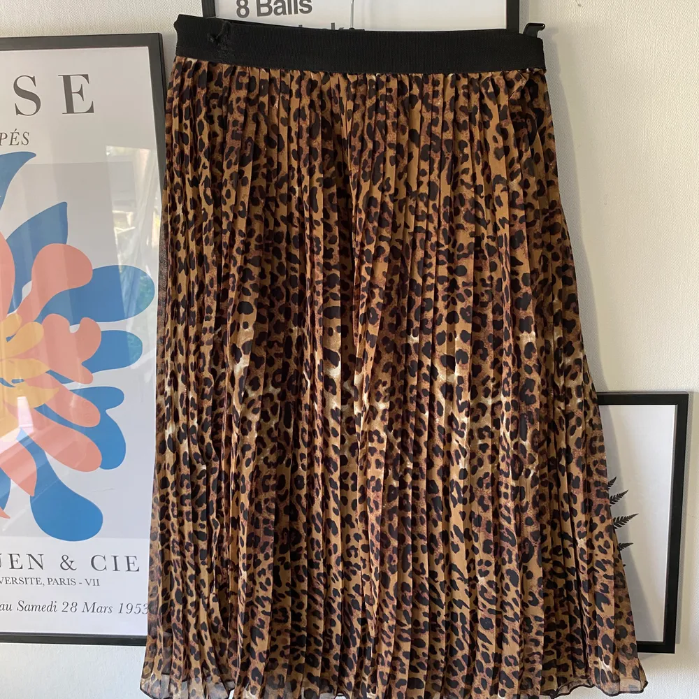 Plisserad kjol från NAKD i storlek 36 (skulle säga att den även passar 38) Knappt använd. Står ej för fraktkostnad. Kjolar.
