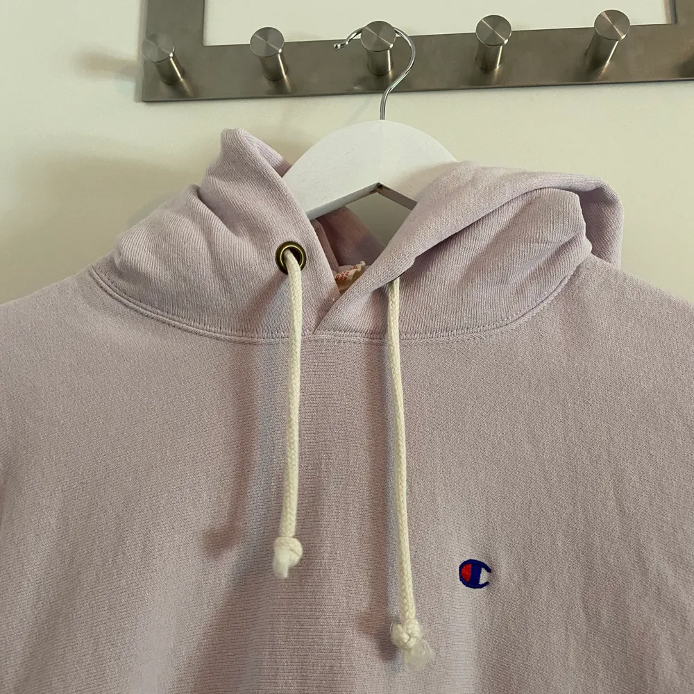 Säljer en lila pastel färgade champion hoodie då den inte kommer till användning! Str L men sitter mindre, Köptes ny för 1100kr. Använd endast en gång. Hoodies.
