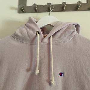 Säljer en lila pastel färgade champion hoodie då den inte kommer till användning! Str L men sitter mindre, Köptes ny för 1100kr. Använd endast en gång