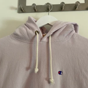 Champion hoodie - Säljer en lila pastel färgade champion hoodie då den inte kommer till användning! Str L men sitter mindre, Köptes ny för 1100kr. Använd endast en gång