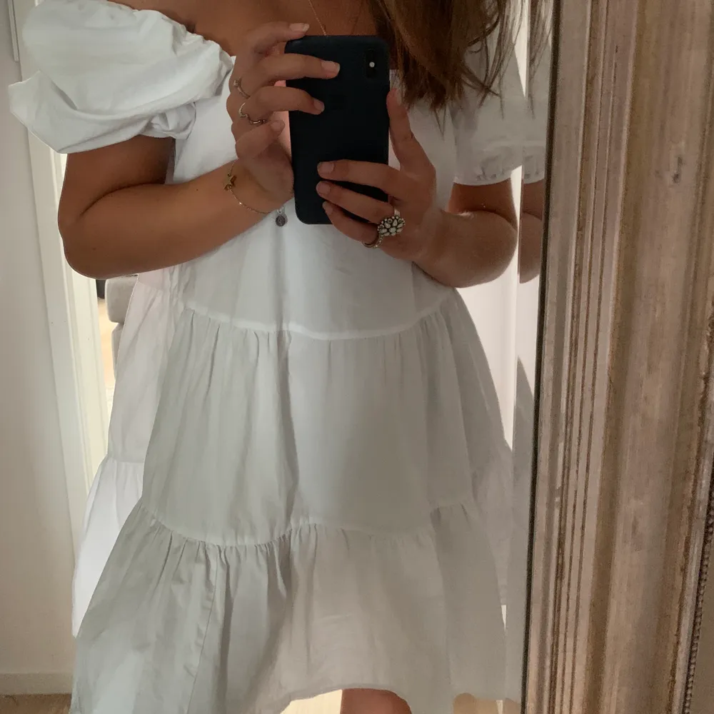 Jättefin vit klänning med puffärmar ifrån H&M, använd fåtal gånger. . Klänningar.