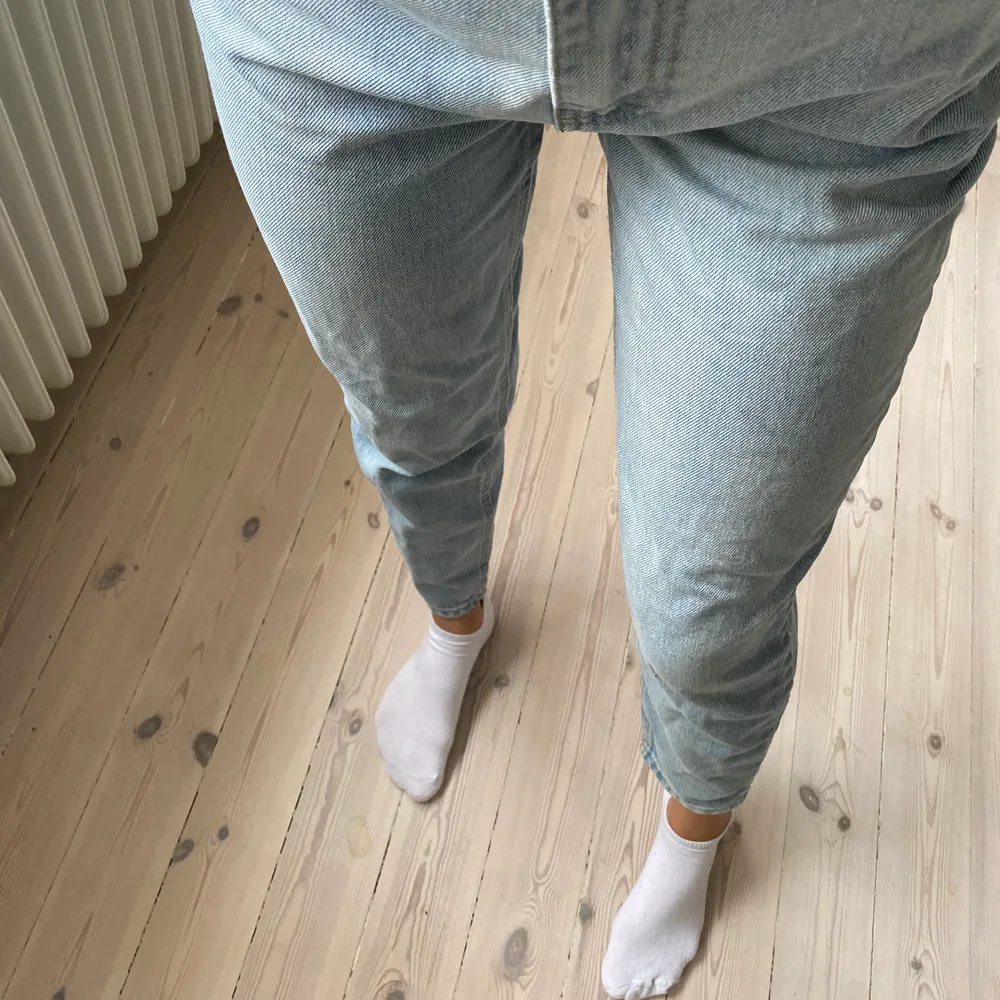 Säljer mina ljusblåa mom jeans från Chiquelle för att jag får ingen användning för de. De har använts få gånger och är i väldigt bra skick! Köparen står för frakten!. Jeans & Byxor.