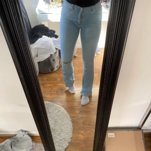 Natasha bootcut  - Säljer mina natasha bootcut från Gina tricot. Egen gjorde hål som håller i tvätten! Sitter skit bra. Har M och är 174