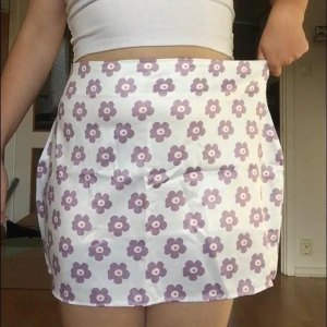 Rosa blommig kjol - Säljer denna söta kjolen som kom i fel färg och storlek än jag beställt. Jag är storlek 40 och den är alldeles för stor på mig så skulle säga att den passar storlek 44/46/48 nånting. Den har en dragkedja i sidan ❤