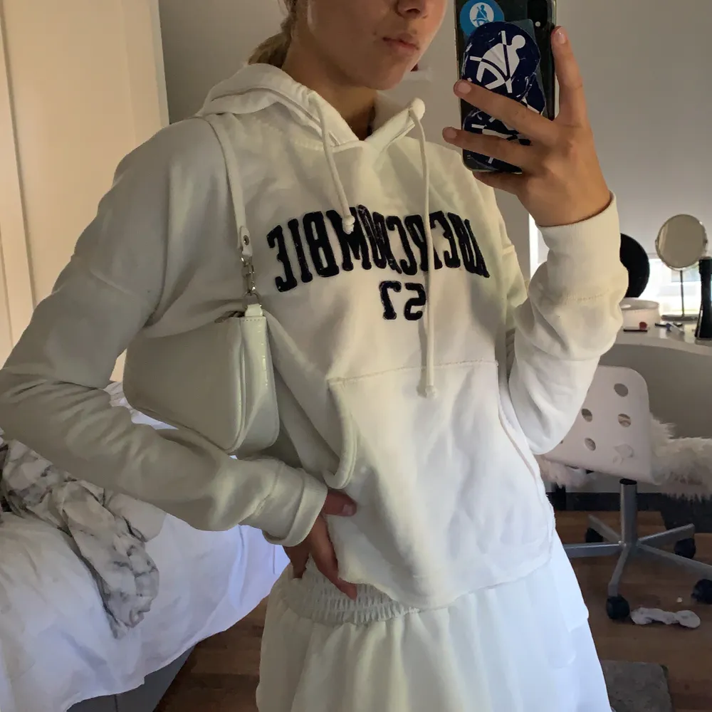 Snygg vit hoodie från abercrombie & fitch, storlek XS, säljer för 100 + frakt💕💕. Hoodies.