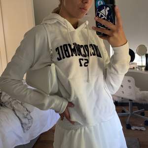Snygg vit hoodie från abercrombie & fitch, storlek XS, säljer för 100 + frakt💕💕