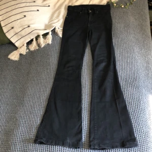 Byxor - Utsvängda byxor 