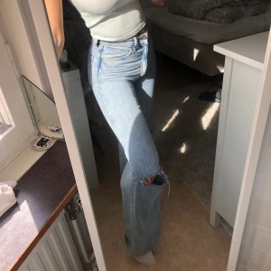 Snygga håliga jeans - Fina byxor från monkey som tyvär blivigt för små för mig. (Klippt hålen själv) Buda i kommentarerna. Frakt tillkommer.🥰