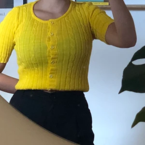 Gul vintage topp xs/s - Gul topp inköpt på vintagebutik i Köpenhamn för ca 500kr. Det står storlek 40, men skulle säga att den passar xs eller s. Frakt tillkommer✨