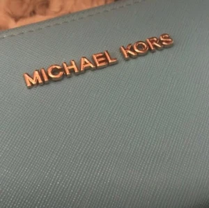 Michael kors väska - En fin liten blå väska, som tyvärr inte kommer till användning. Den blå färgen varierar beroende på ljuset🦋💓⚡️🤍
