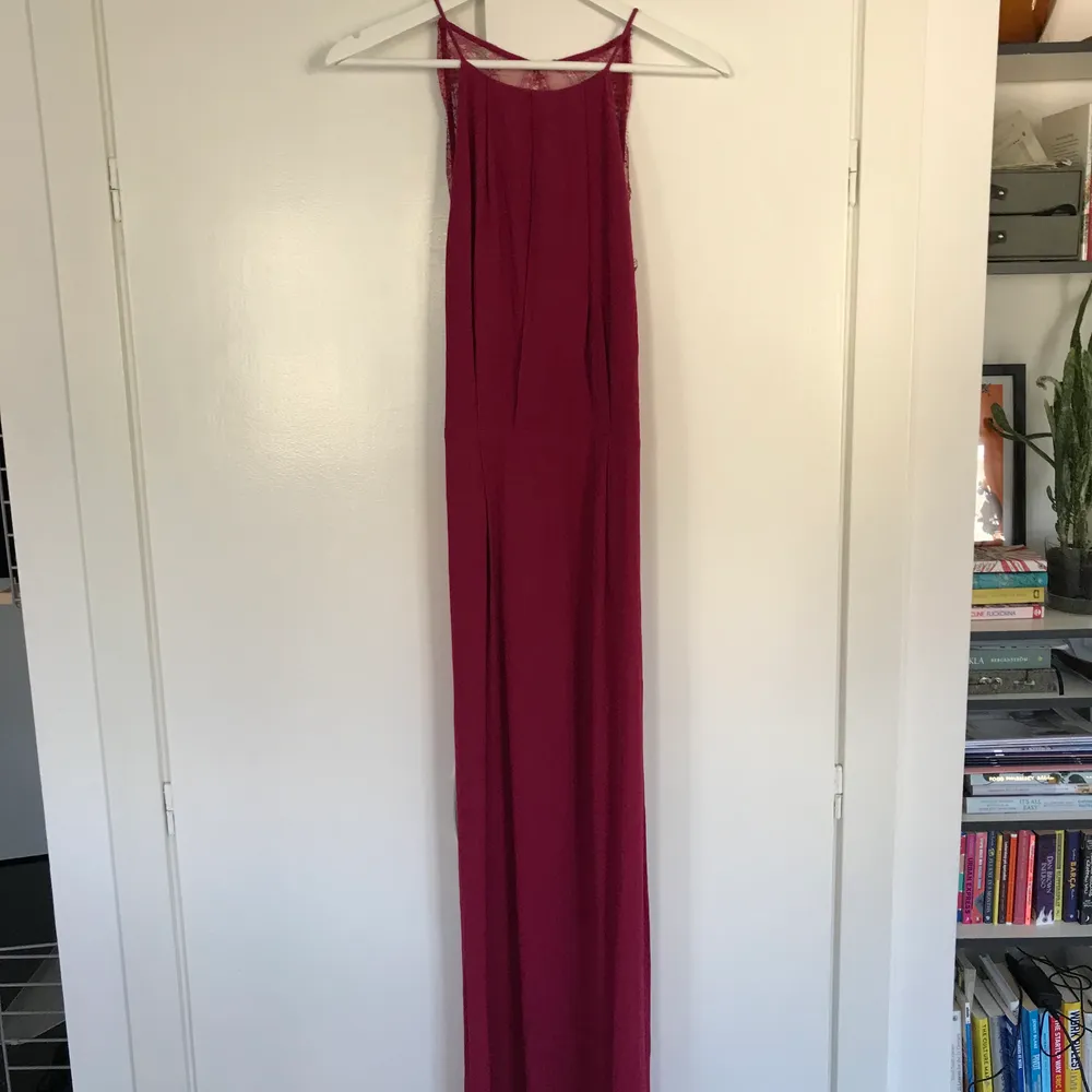 Superfina klänningen Willow i färgen Beet Red från Samsoe Samsoe. Storlek S. Använd 1 gång på en bal, helt i nyskick. Ord.pris 1499kr.. Klänningar.