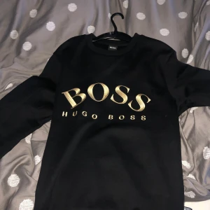 Hugo boss - Hugo boss sweatshirt. Aldrig använd. Storlek S. Perfekt skick helt ny. Köpt på johnells. Säljes pga för liten.