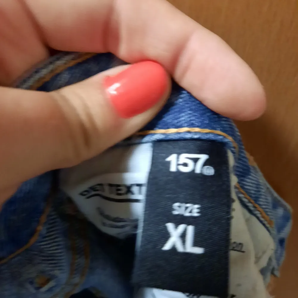Stela Mom jeans från Lager 157 i XL. De är inte stretchiga alls, så dessa är använda kanske 1 gång. Kan mötas upp eller skicka, jag står INTE för frakten. Jeans & Byxor.