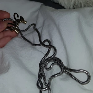 Kedja - Intressekoll på denna sjuka kedja. Riktigt fin och i bra skick. Man kan justera längden med hjälp av berlocken? Se bild 3. Buda gärna :) 