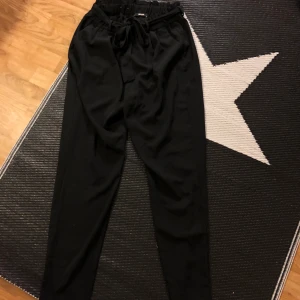 Kostym byxor😍 - Fina kostym byxor från bikbok i färgen svart och storleken XS/S 