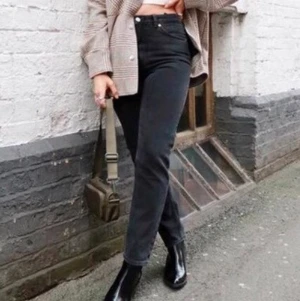 monki jeans - ett par snygga jeans från monki i stilen kimono! aldrig använda utan endats provade då det inte passade mig <3 fraktas eller möts upp! nypris 400 kr