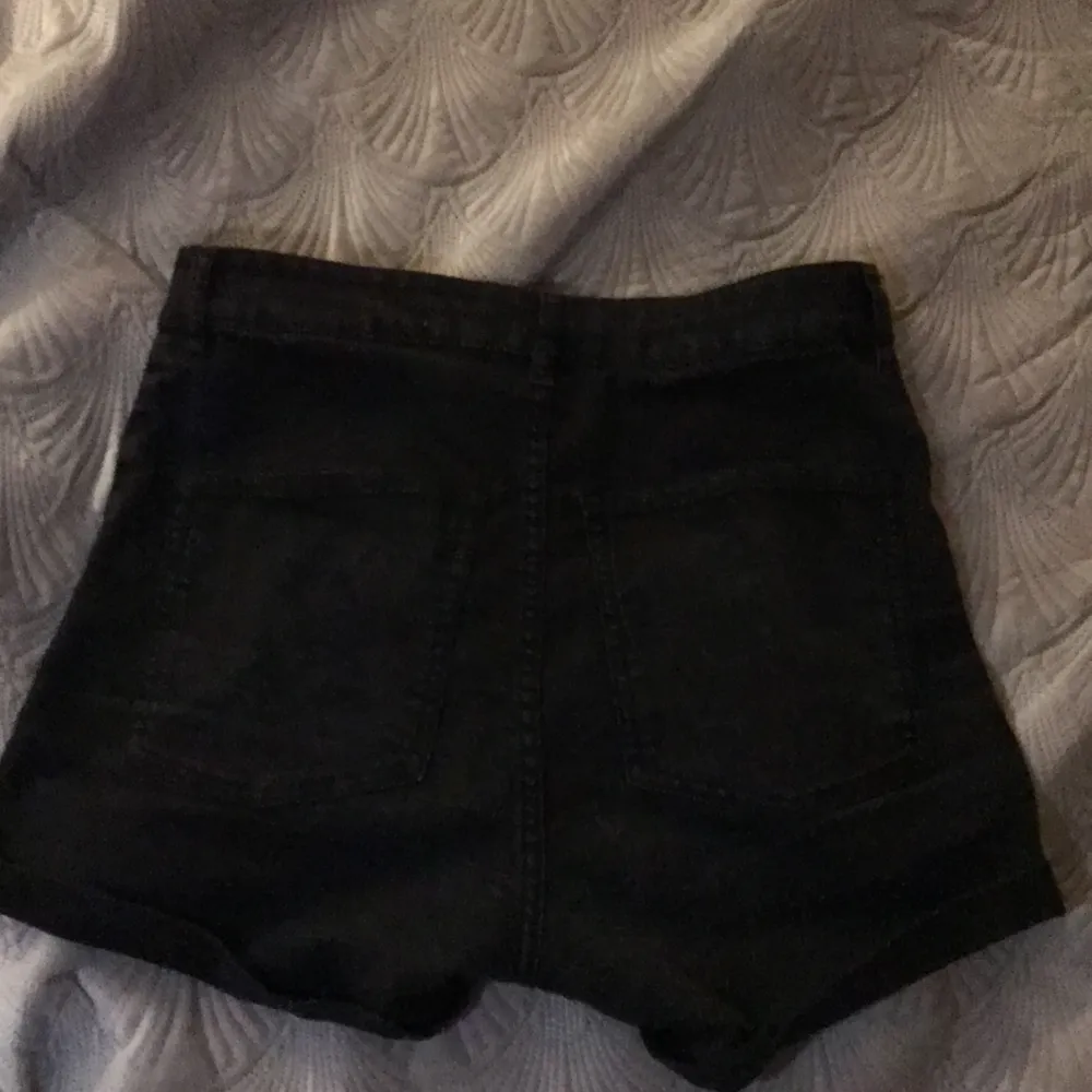Dessa shorts har använts 1 gång. Säljer för jag inte gillar shorts. De är från hm. Materialet är lite slitet ( de ska va så! ) passar bra för en person som har ungefär m🌺 pris kan diskuteras ( frakt inräknad ) . Shorts.