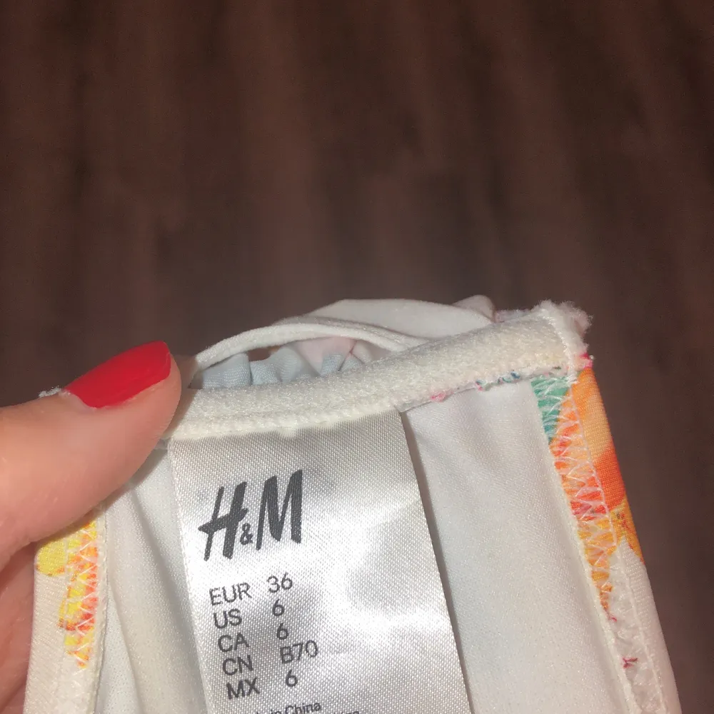 Jättefin bikiniöverdel från H&M som inte kunnat komma till användning pga för liten för mig. Storleken är 36 men skulle säga att de är en 34/36 beroende på kroppstyp. 50kr eller bud! Kom DM för mer bilder/info! 🦋👙. Övrigt.