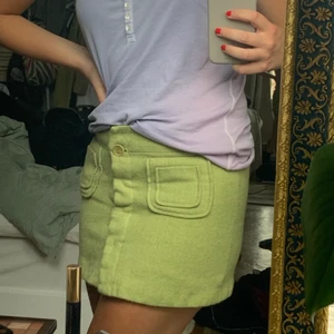 Kjol! - Kjol köpt här på plick ett tag sedan som tyvärr inte passar mig!! Skulle säga att det är en 32/XXS! Är vanligtvis en S/36 och passar mig icke! Säljer mycket annat just nu! Så kika in om ni vill samfrakta!! Kör vanliga postnord-frakten för 63kr!