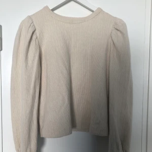 Beige tjocktröja - Fin beige tjocktröja. Använd ca 1-2 gånger. 