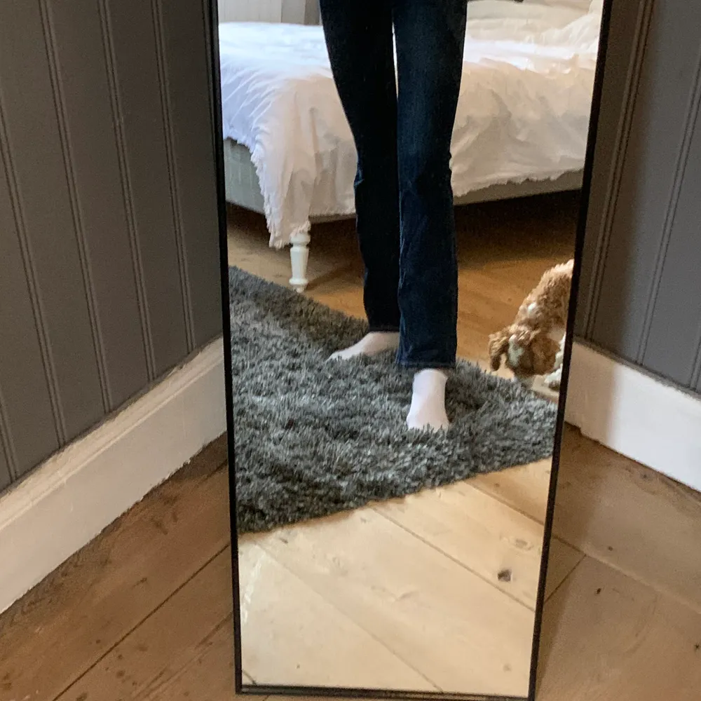 Superfina Low Rise bootcut jeans från Levis i storlek 27 vilket passar S🦋 Passar mig som har långa ben! . Jeans & Byxor.
