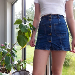 Jeanskjol - Jeanskjol från River Island i fint skick. Säljer pga att den blivit för liten. Storlek 6 vilket motsvarar xs/32/34. Frakt tillkommer.