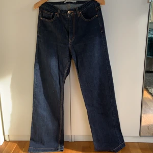 Mörkblå jeans  - Jätte sköna jeans i storlek M men som även passar en lite större S. Favorit byxor men de kommer inte längre till användning :(