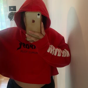 Röd hoodie - Justin biebers merch köpt på hm. Tröjan är egentligen cropped men syns inte så mycket då jag köpt större storlek för att få en mer oversized look. Väldigt gott skick, använd fåtal ggr. Kontakta mig om du undrar något och har fler frågor :)
