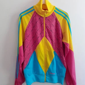 Adidas tröja  - Annorlunda Adidas tröja. Använd 1 gång! Storleken är L men sitter bra på mig som vanligtvis är Small. Beror på hur man vill att den ska sitta! 400 kr! Frakten ingår i priset💋