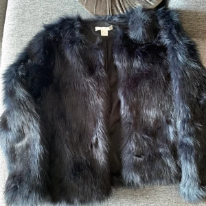 Pälsjacka - Säljer denna super snygga svart/blå pälsjacka ifrån H&M pga att jag har en liknande.  Den är i super bra skick! Storlek 34. Köparen står för frakten. 💋