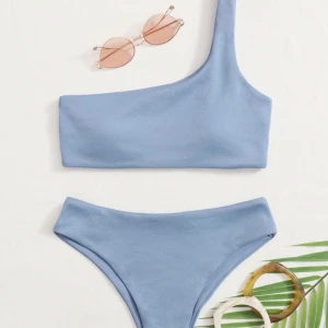 Lilablå glittrig bikini - Jättefin helt oanvänd bikini från shein, i ljusblålila glitter färg, tjockt tyg och helt ny!