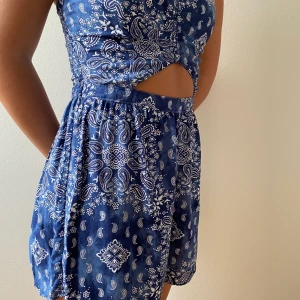 Blå jumpsuit  - Blå jumpsuit med hål på magen från Hollister. Endast använd fåtal gånger och passar inte längre mig. Säljer för 100kr + frakt💘